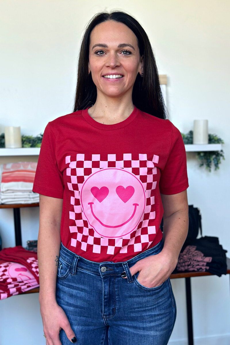 Checkered smiley heart eyes red graphic tee